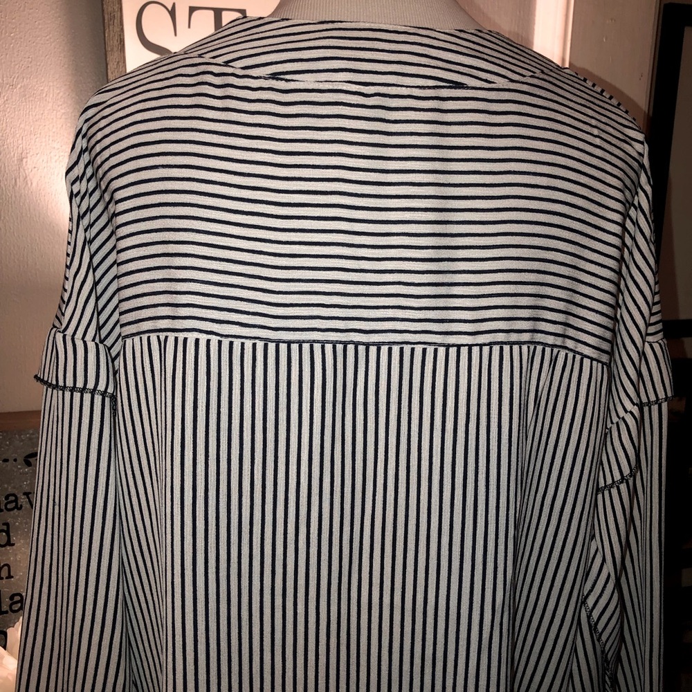 Amaryllis blouse. Size Large. - Picture 5 of 13
